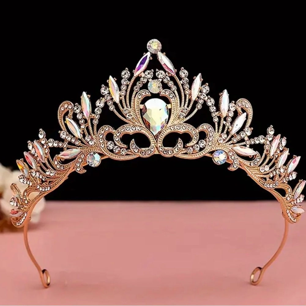 ❌SOLD❌Elegant Gold Tiara with Crystal Accents